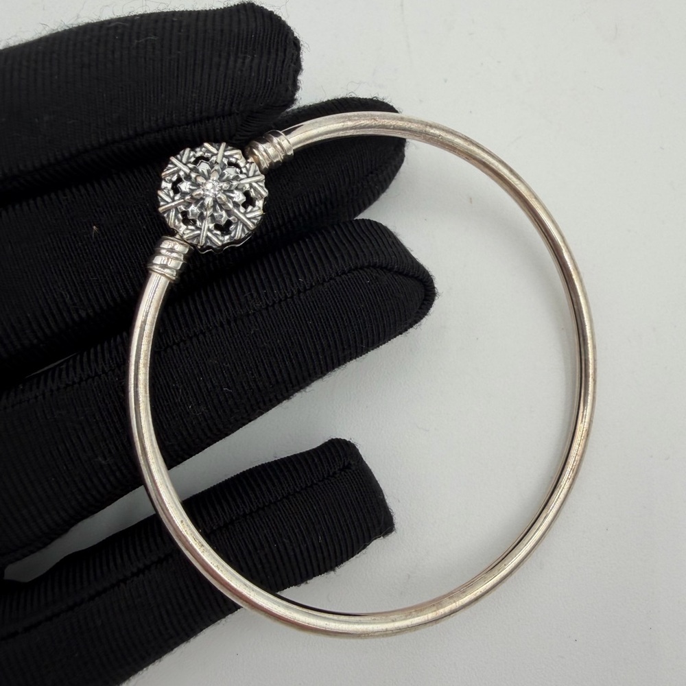 Pandora Sparkling Snowflake Clasp Bangle - Picture 5 of 5